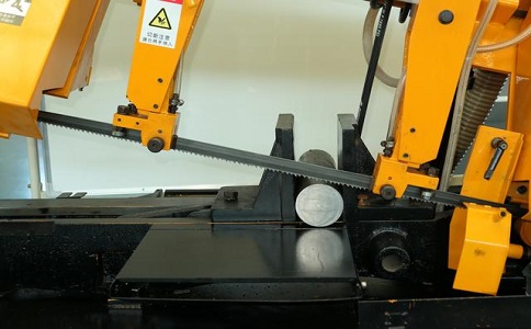 青山数控带锯床自动送料精度会出现偏差吗？